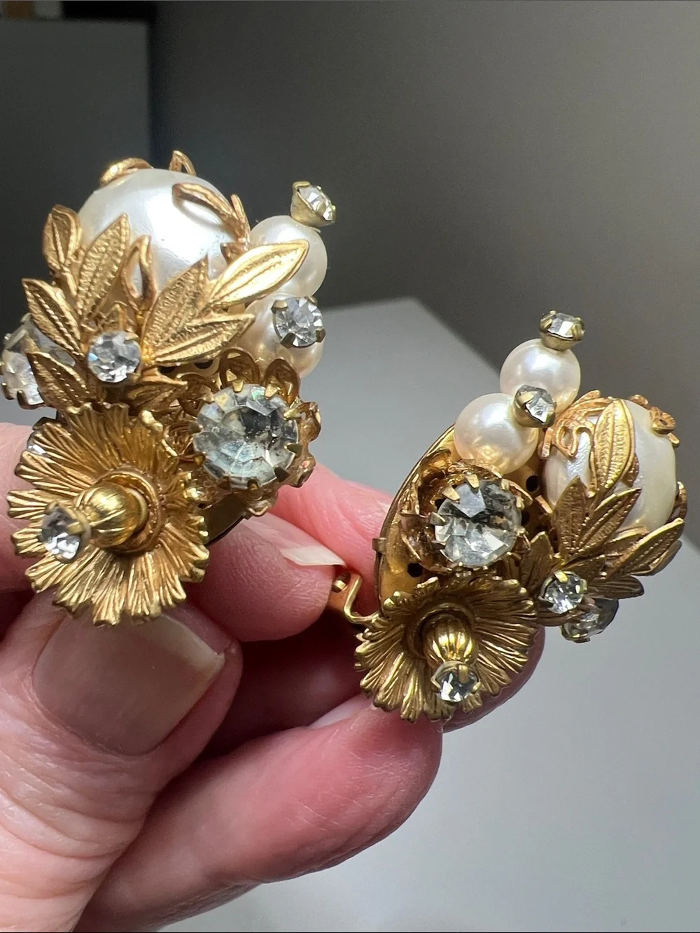 Elaborate Gold-Tone Pearl & Crystal Clip-On Earrings. Estate Vintage - Picture 13 of 14